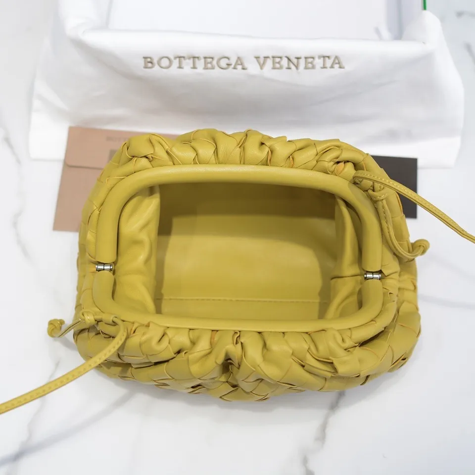 Batch 1260 large grid weaving The pouch cloud bag is the first series designed by former Celine designer Daniel Lee after joining BV. The upper body is extremely ecstatic ~ fashionable and classy ~ elegant and concise, lazy and intellectual size: 23*13*8 [Little Cloud Rough Weave#]
